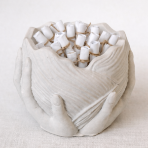 “Zemra e Mesazheve” – Vazo Dekorative Artizanale